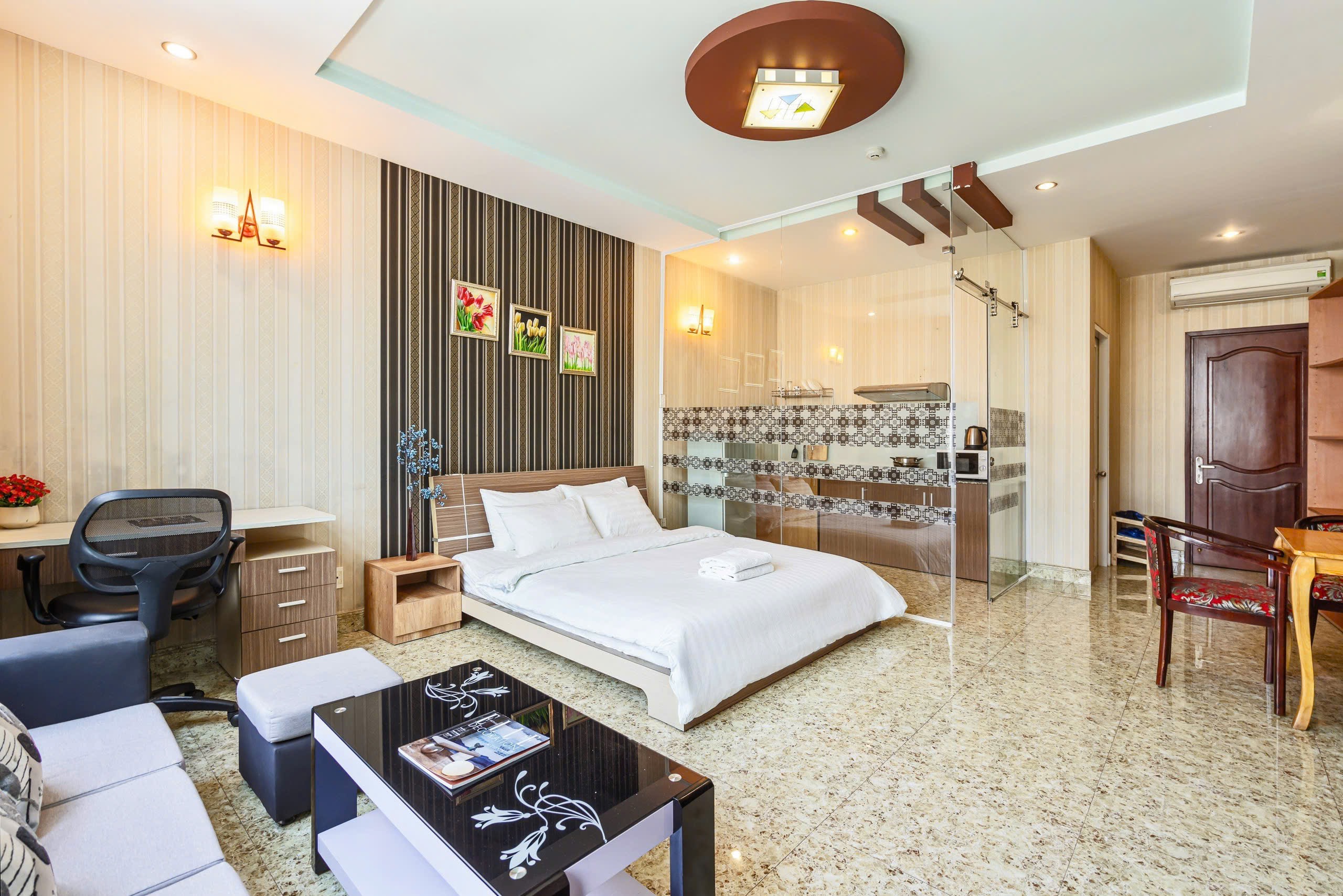 CĂN HỘ 1 PHÒNG NGỦ CÓ BỨC TƯỜNG KÍNH LỚN STYLE CHÂU ÂU Ở TRUNG TÂM QUẬN 1 ảnh 4