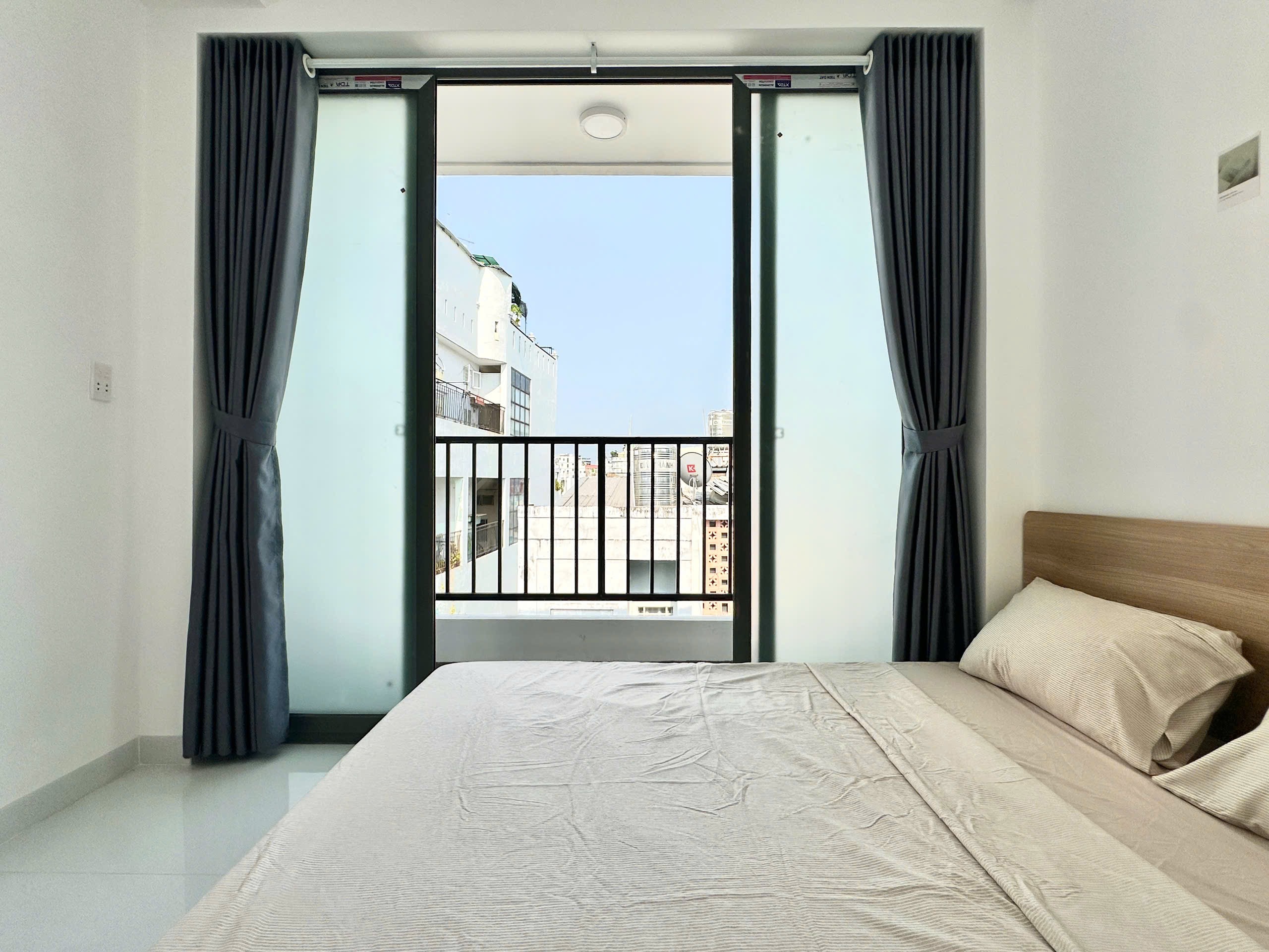 CĂN HỘ 1 PHÒNG NGỦ BAN CÔNG FULL NỘI THẤT NHÀ THANG MÁY, MÁY GIẶT RIÊNG Ở GẦN NGÃ TƯ HÀNG XANH ảnh 2