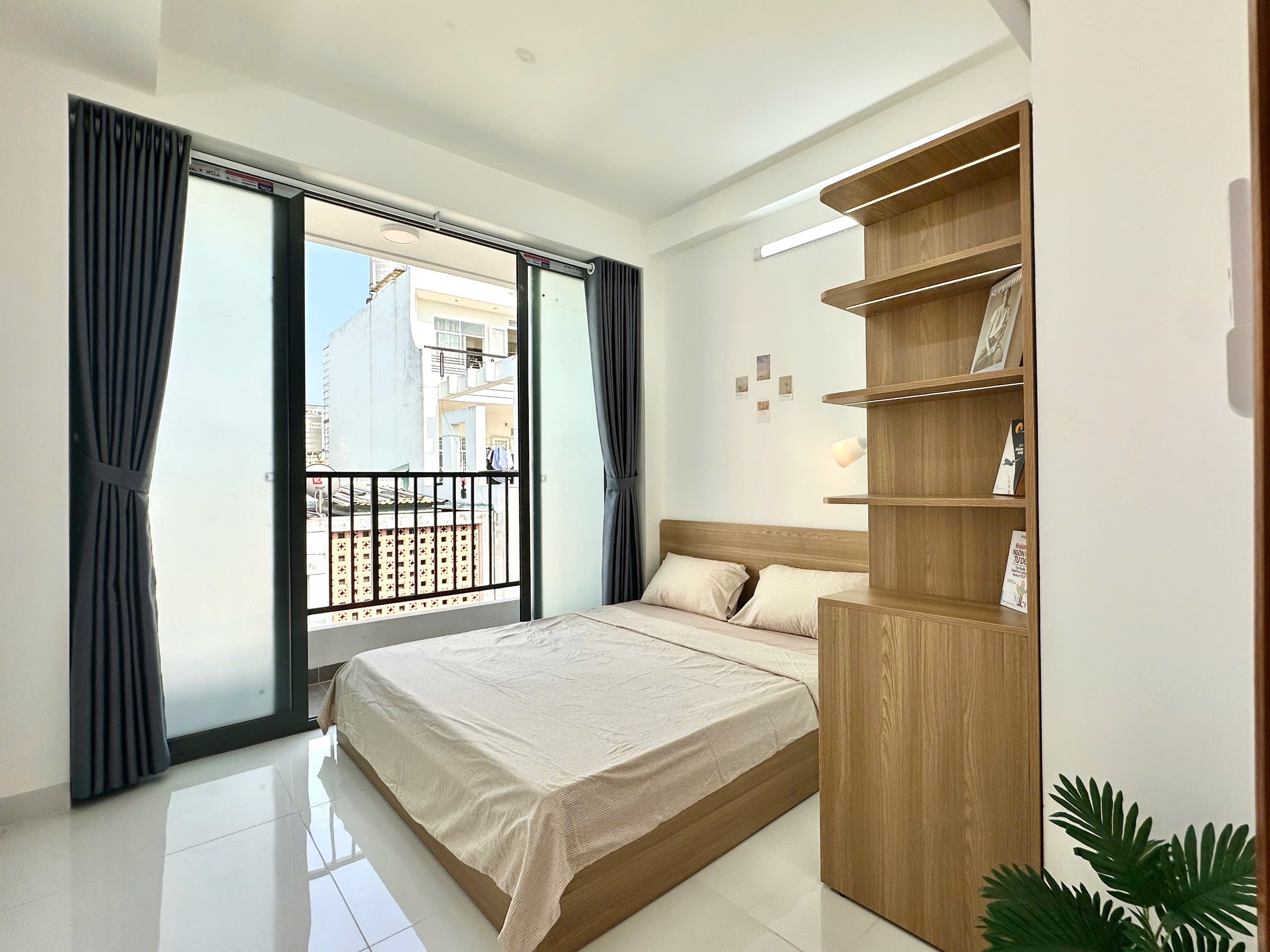 CĂN HỘ 1 PHÒNG NGỦ BAN CÔNG FULL NỘI THẤT NHÀ THANG MÁY, MÁY GIẶT RIÊNG Ở GẦN NGÃ TƯ HÀNG XANH ảnh 3