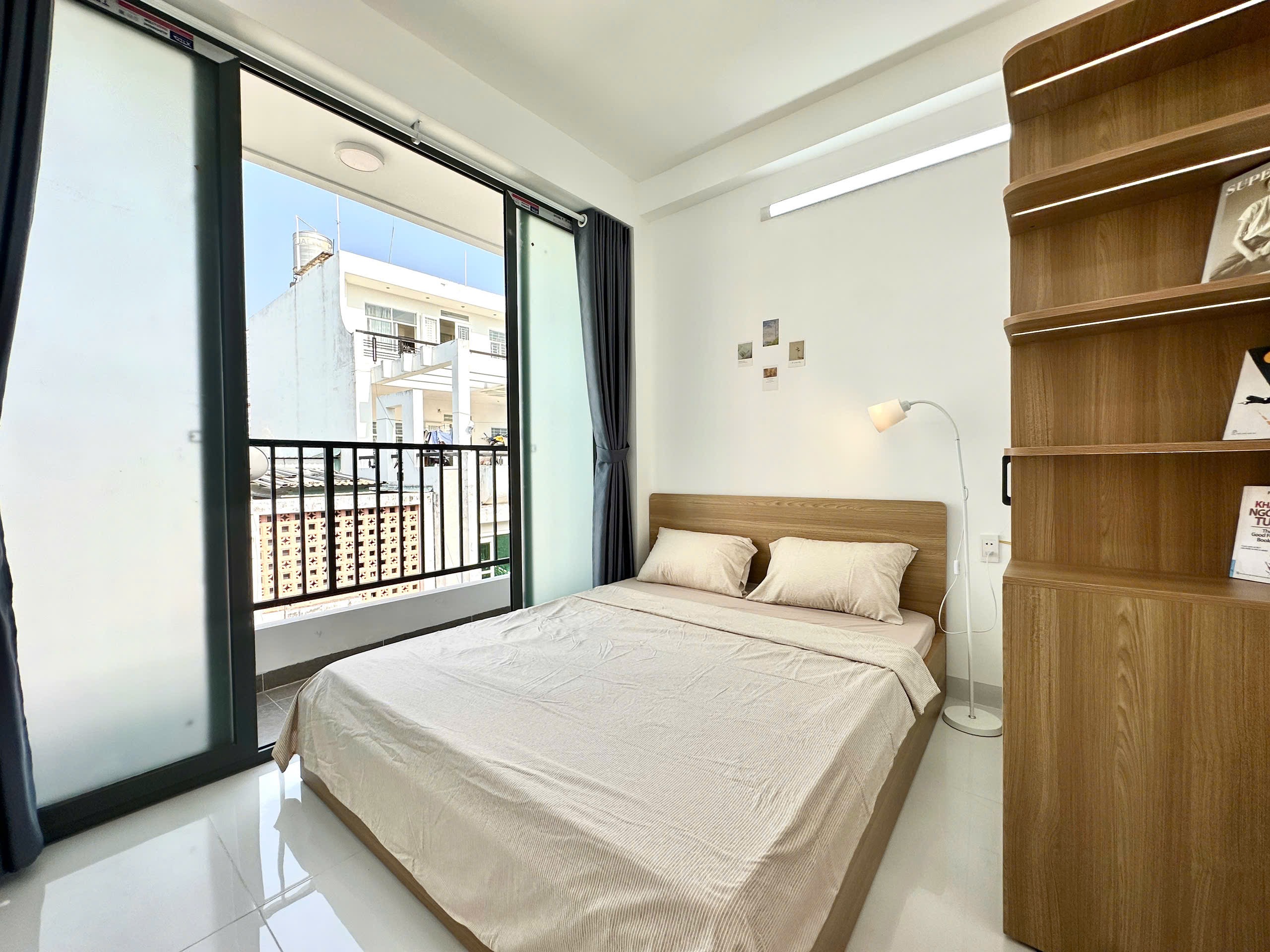 CĂN HỘ 1 PHÒNG NGỦ BAN CÔNG FULL NỘI THẤT NHÀ THANG MÁY, MÁY GIẶT RIÊNG Ở GẦN NGÃ TƯ HÀNG XANH