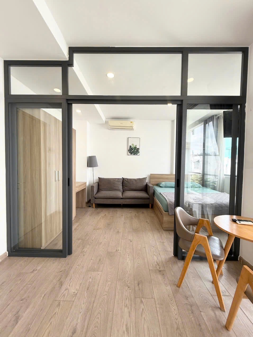 CĂN HỘ 1 PHÒNG NGỦ BAN CÔNG LỚN FULL NỘI THẤT CAO CẤP Ở TRẦN VĂN KHÊ SÁT LANDMARK VÀ QUẬN 1