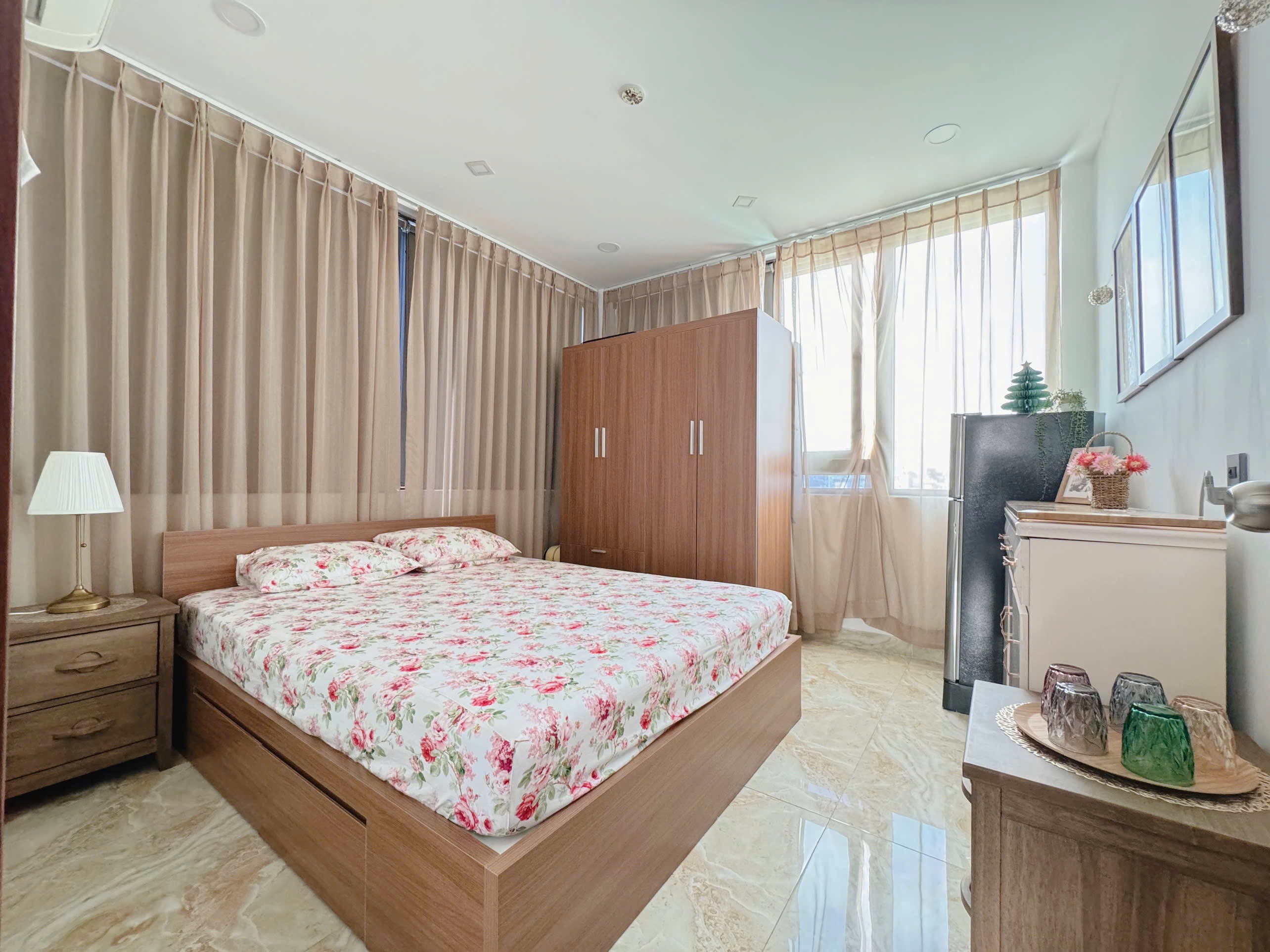 PENTHOUSE 1 PHÒNG NGỦ BAN CÔNG LỚN NHIỀU CỬA SỔ Ở NGUYỄN CÔNG HOAN