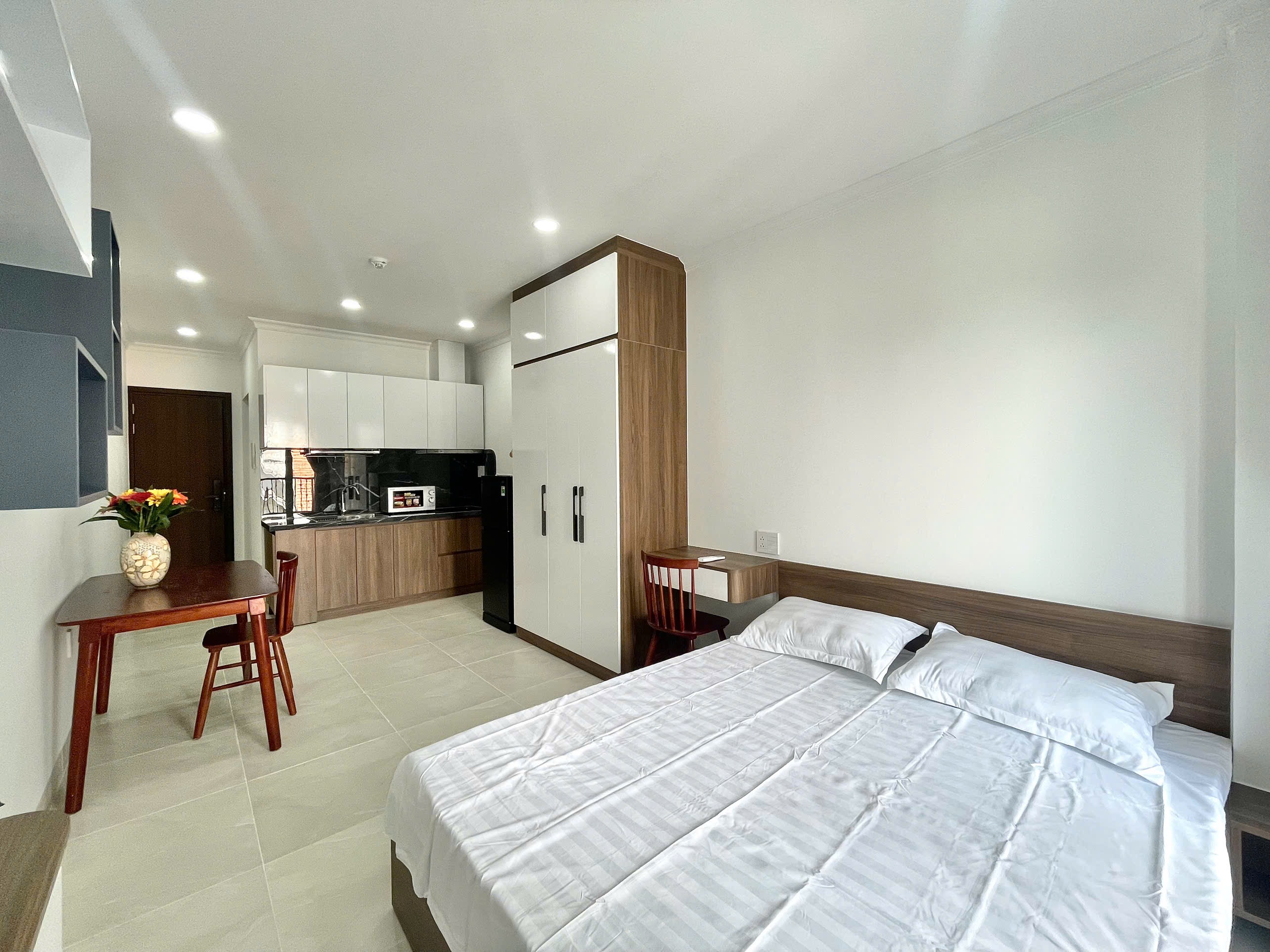 CĂN HỘ BAN CÔNG LỚN THOÁNG XA BẾP NỘI THẤT GỖ CAO CẤP Ở XÔ VIẾT NGHỆ TĨNH GẦN HÀNG XANH, QUẬN 1