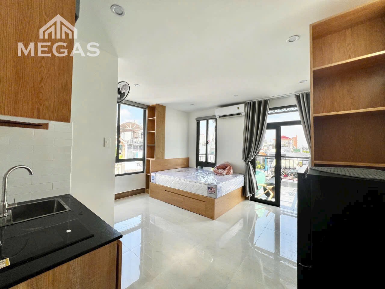 CĂN HỘ PENTHOUSE BAN CÔNG LỚN Ở NGAY NGÃ TƯ PHÚ NHUẬN