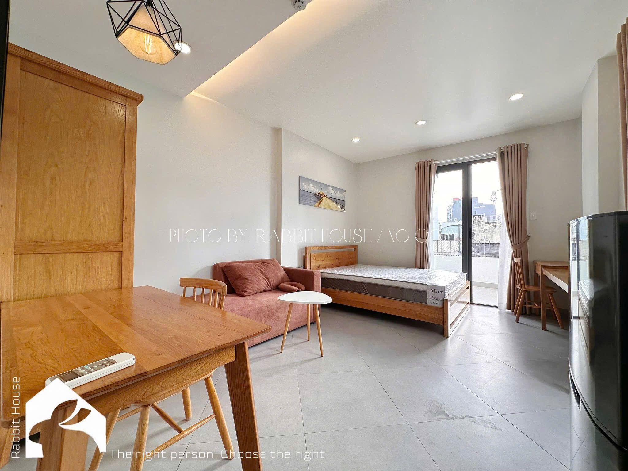 CĂN HỘ CAO CẤP BAN CÔNG RỘNG TONE GỖ NỘI THẤT CAO CẤP MÁY GIẶT RIÊNG Ở TRẦN KHẮC CHÂN