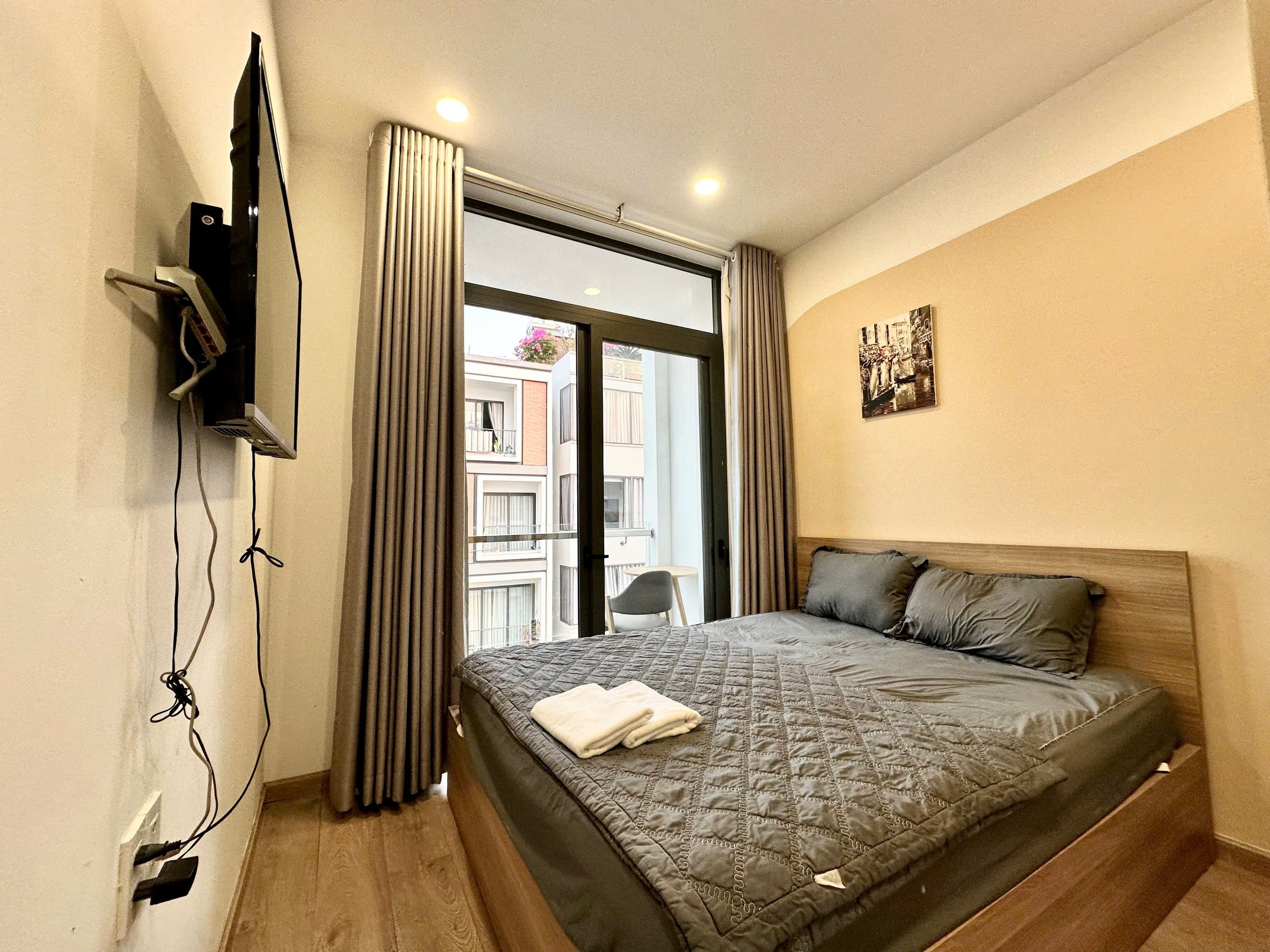 CĂN HỘ CAO CẤP BAN CÔNG RỘNG TONE GỖ NỘI THẤT CAO CẤP NGAY SÁT QUẬN 1 Ở TRẦN VĂN KHÊ