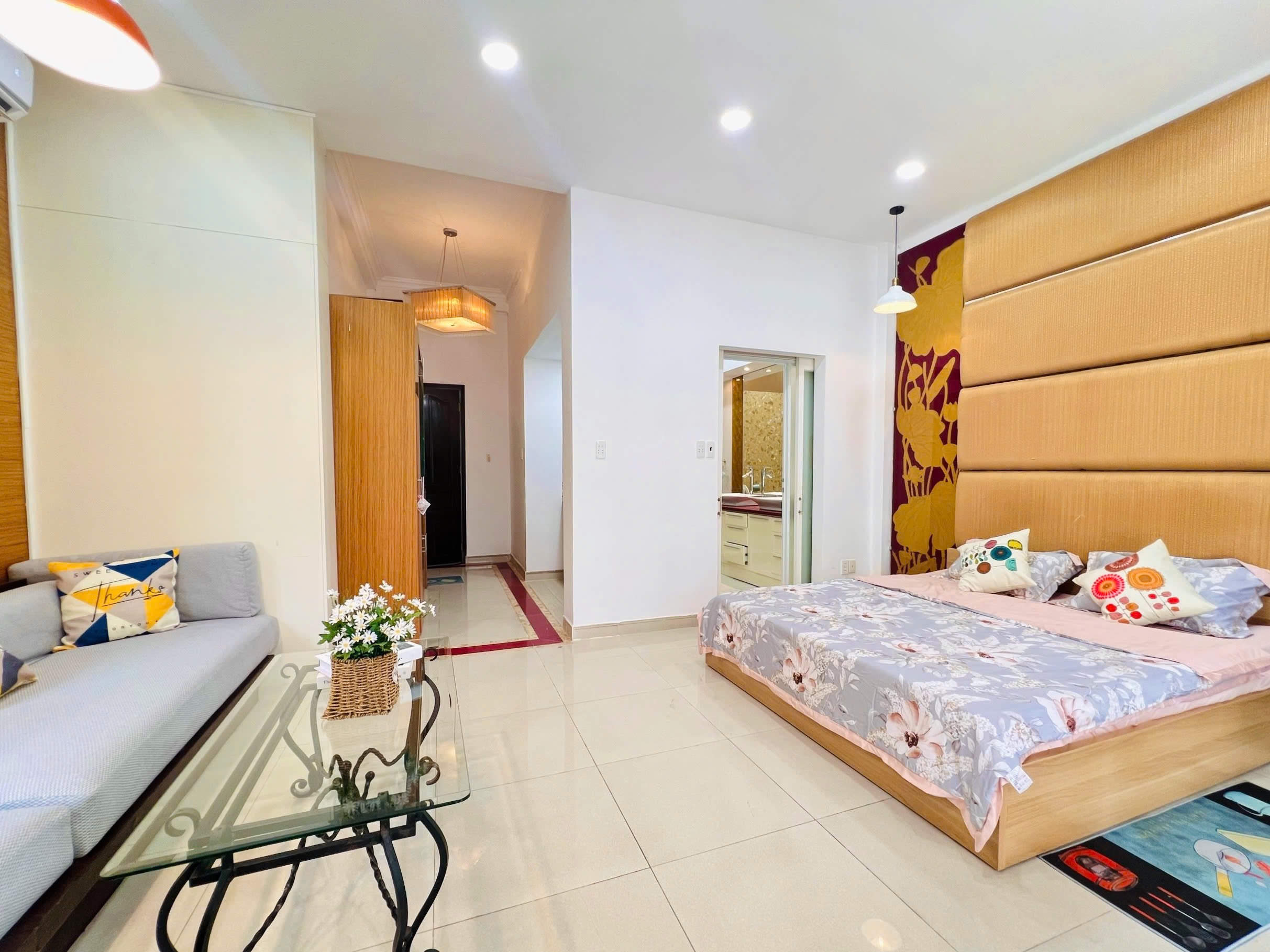 CĂN HỘ 1 PHÒNG NGỦ BAN CÔNG SIÊU LỚN NỘI THẤT CAO CẤP Ở HỒ VĂN HUÊ