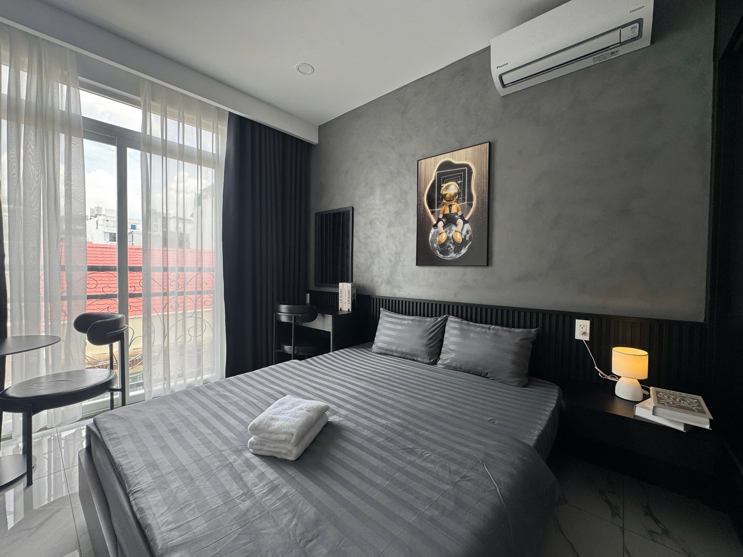 CĂN HỘ CAO CẤP BAN CÔNG BẾP XA GIƯỜNG TONE XÁM ĐEN Ở HUYỀN QUANG QUẬN 1