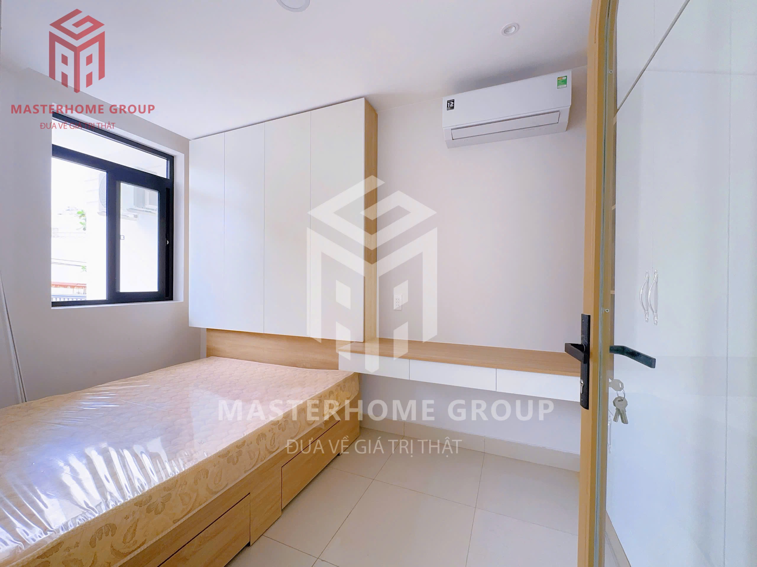 CĂN HỘ 1 PHÒNG NGỦ BAN CÔNG CỰC RỘNG THIẾT KẾ THÔNG MINH NỘI THẤT TONE GỖ NHÀ THANG MÁY Ở TRẦN BÌNH TRỌNG