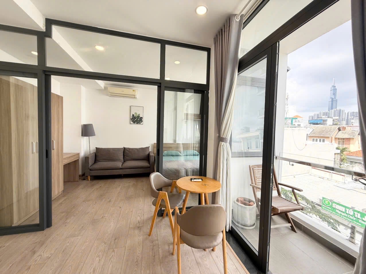 CĂN HỘ 1 PHÒNG NGỦ BAN CÔNG LỚN FULL NỘI THẤT CAO CẤP Ở TRẦN VĂN KHÊ SÁT LANDMARK VÀ QUẬN 1
