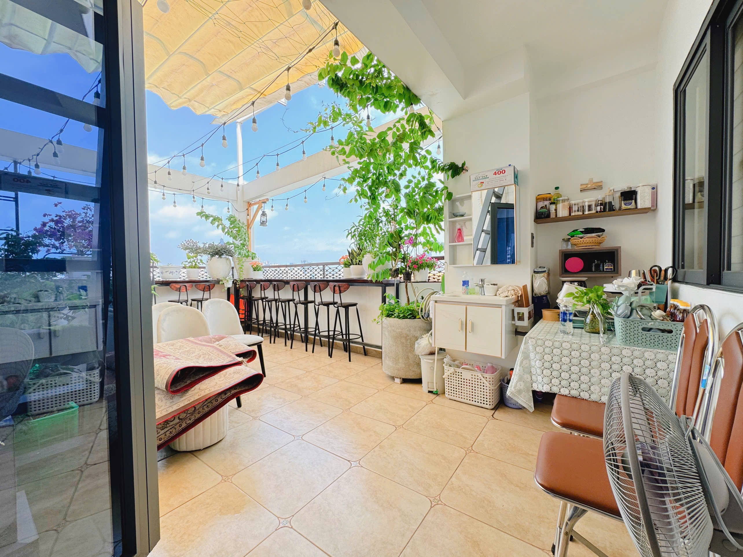 PENTHOUSE 1 PHÒNG NGỦ BAN CÔNG LỚN NHIỀU CỬA SỔ Ở NGUYỄN CÔNG HOAN