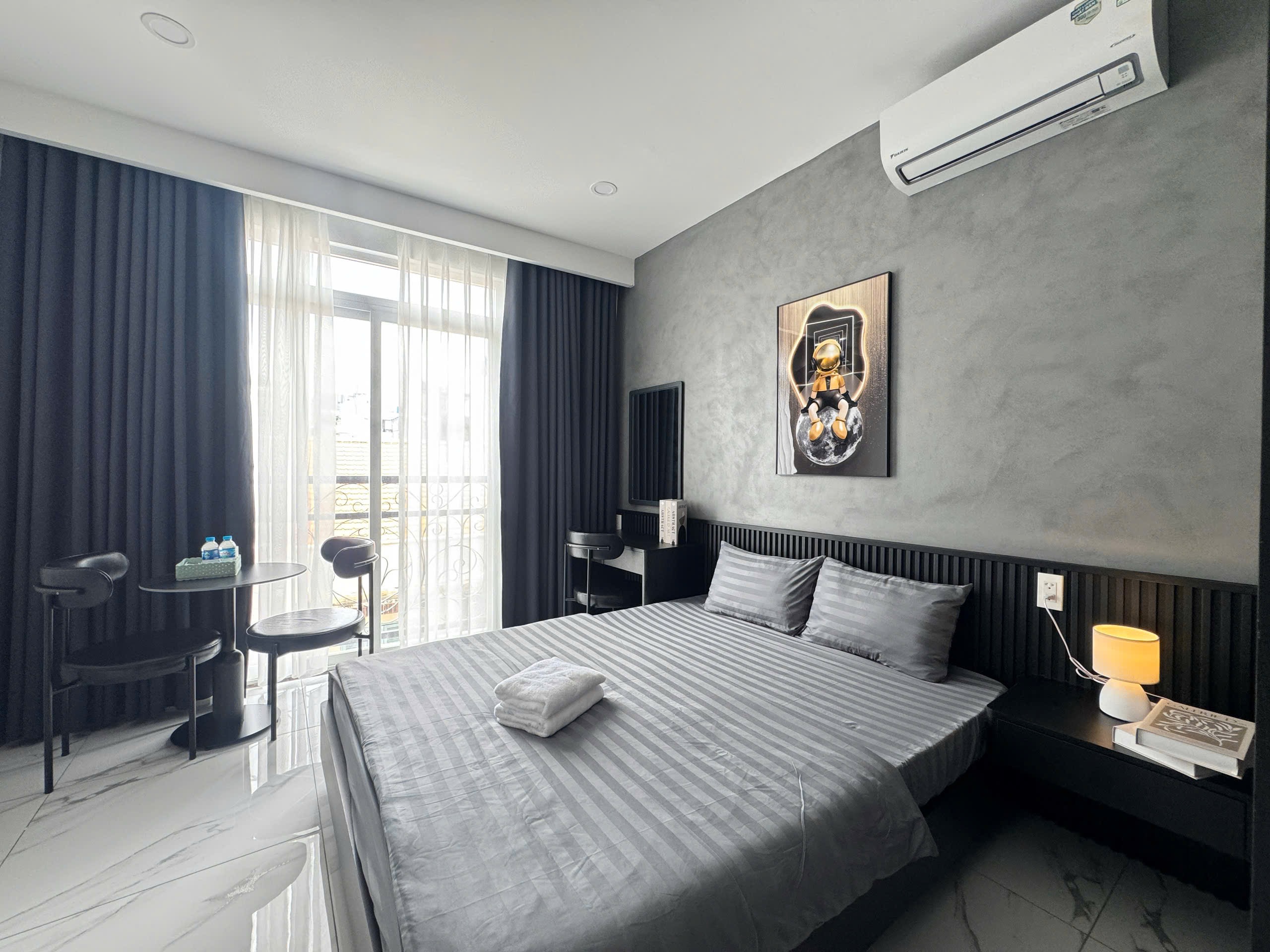 CĂN HỘ BAN CÔNG TONE MÀU TỐI GIẢN Ở HUYỀN QUANG QUẬN 1