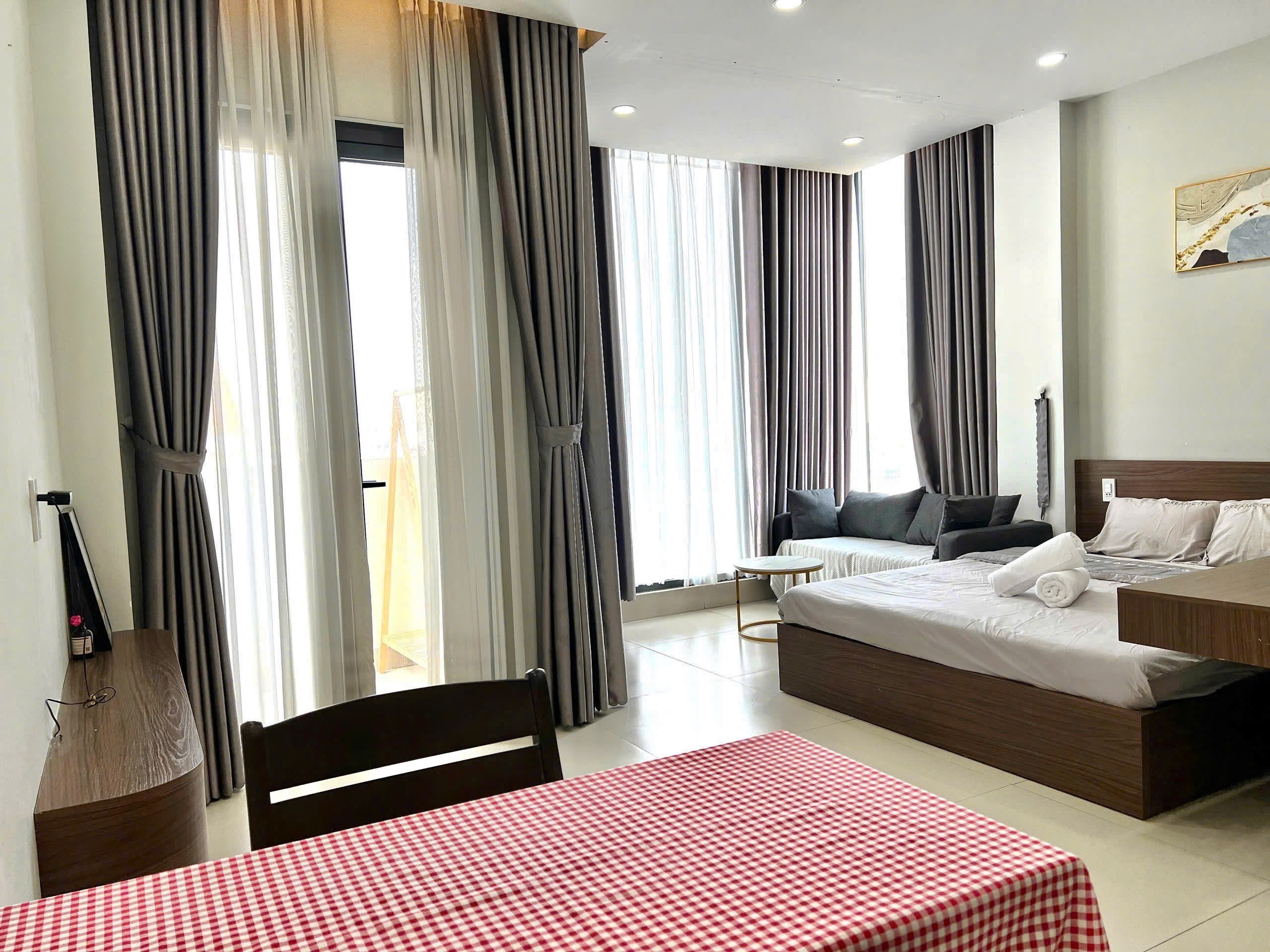 CĂN HỘ BAN CÔNG CỬA KÍNH QUANH PHÒNG Ở BẠCH ĐẰNG BÌNH THẠNH