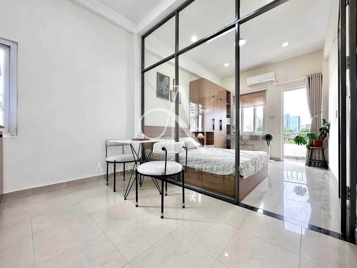 CĂN HỘ 1 PHÒNG NGỦ BAN CÔNG LỚN NHIỀU CỬA SỔ Ở NGAY NGÃ TƯ HÀNG XANH