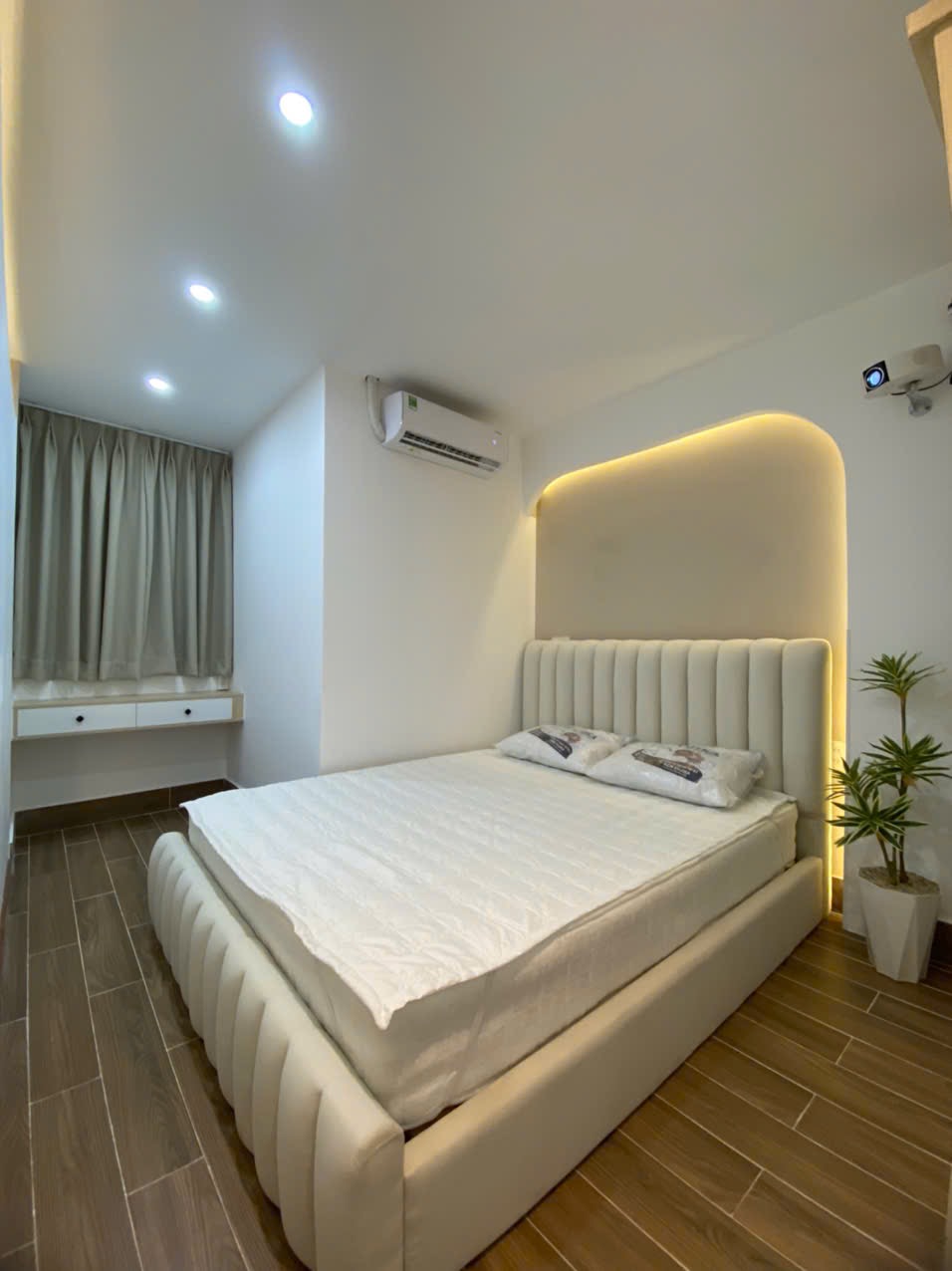 CĂN HỘ 1 PHÒNG NGỦ TONE TRẮNG CỰC SANG CỬA SỔ LỚN CÓ MÁY CHIẾU NỘI THẤT CAO CẤP Ở TRẦN BÌNH TRỌNG