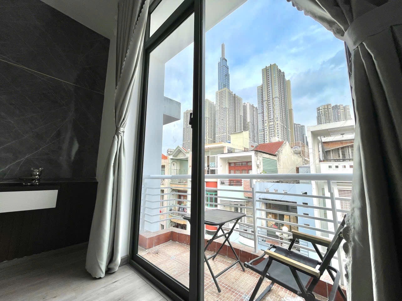 CĂN HỘ 2 PHÒNG NGỦ Ở NGUYỄN GIA TRÍ FULL NỘI THẤT CAO CẤP VIEW LANDMARK