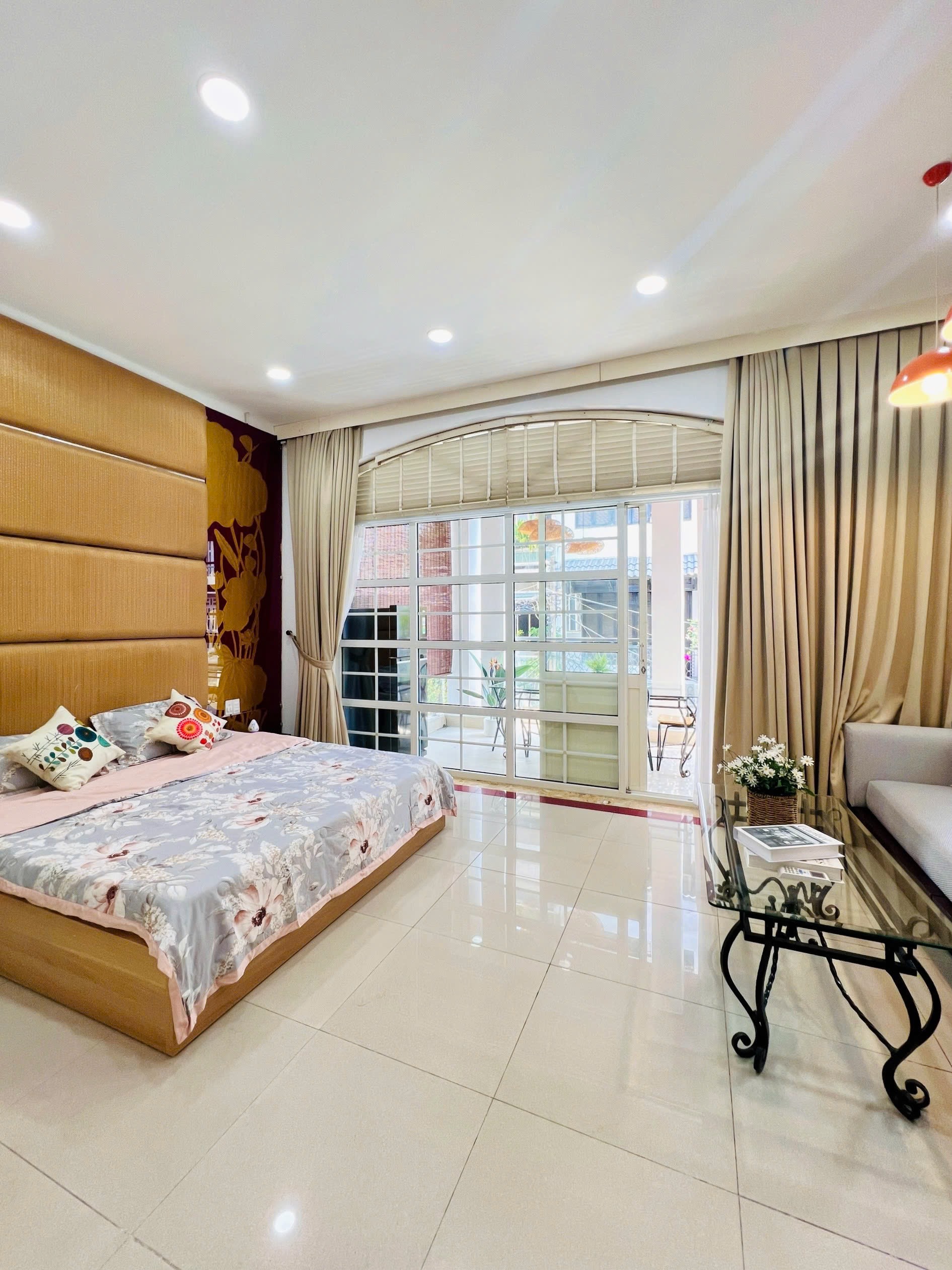 CĂN HỘ 1 PHÒNG NGỦ BAN CÔNG SIÊU LỚN NỘI THẤT CAO CẤP Ở HỒ VĂN HUÊ