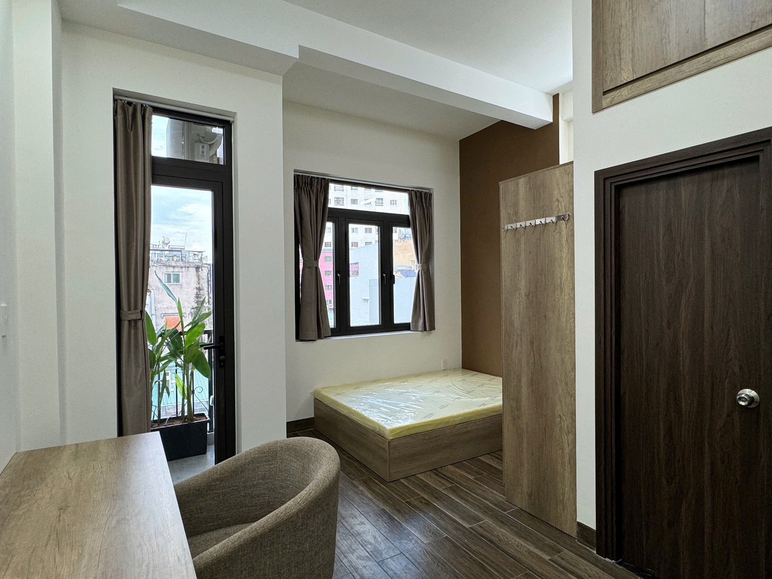 CĂN HỘ BAN CÔNG FULL NỘI THẤT MÁY GIẶT SẤY RIÊNG CÓ MÁY CHIẾU PHIM NHÀ THANG MÁY Ở SÁT QUẬN 1