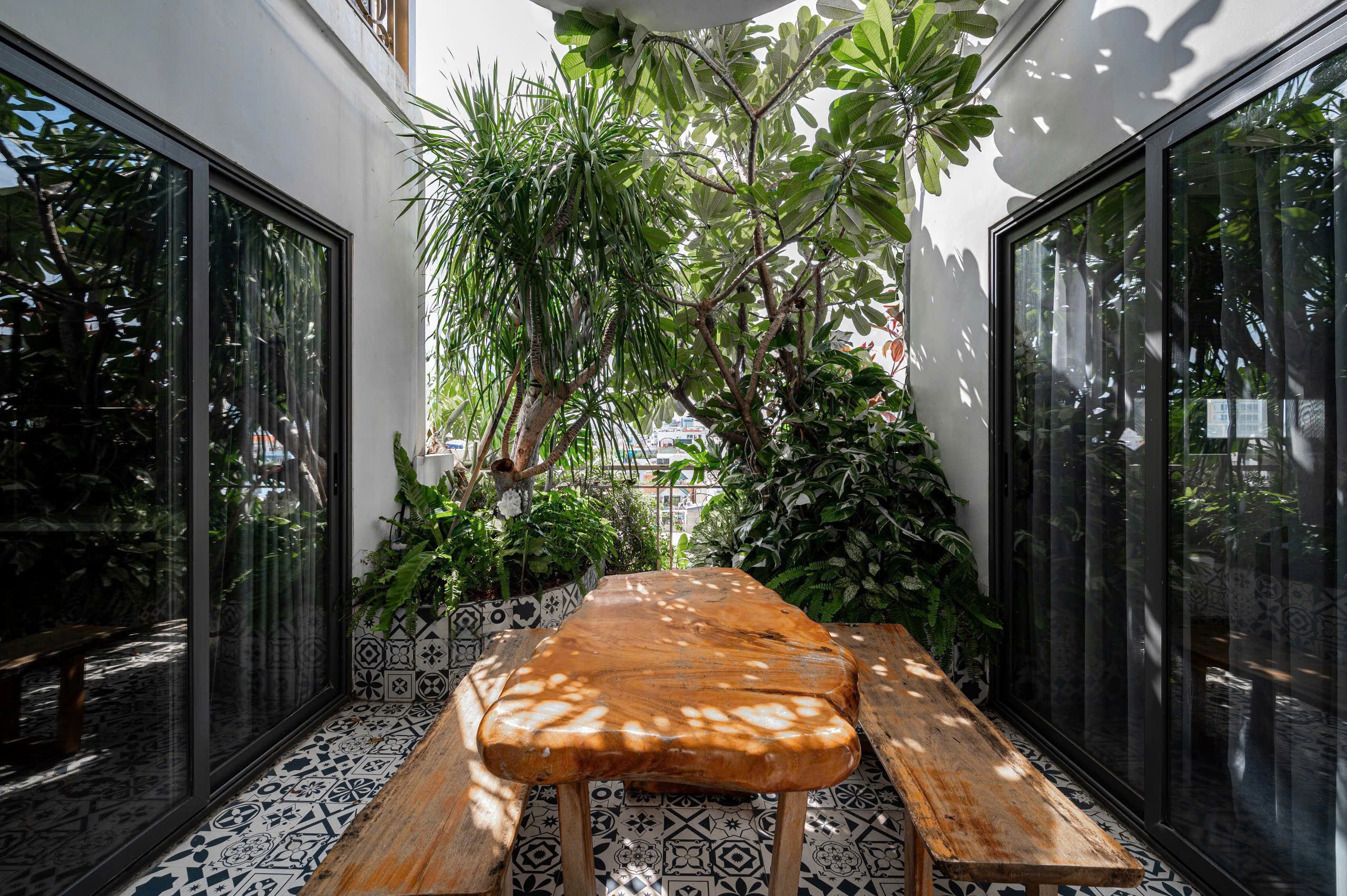 James Apartment banner