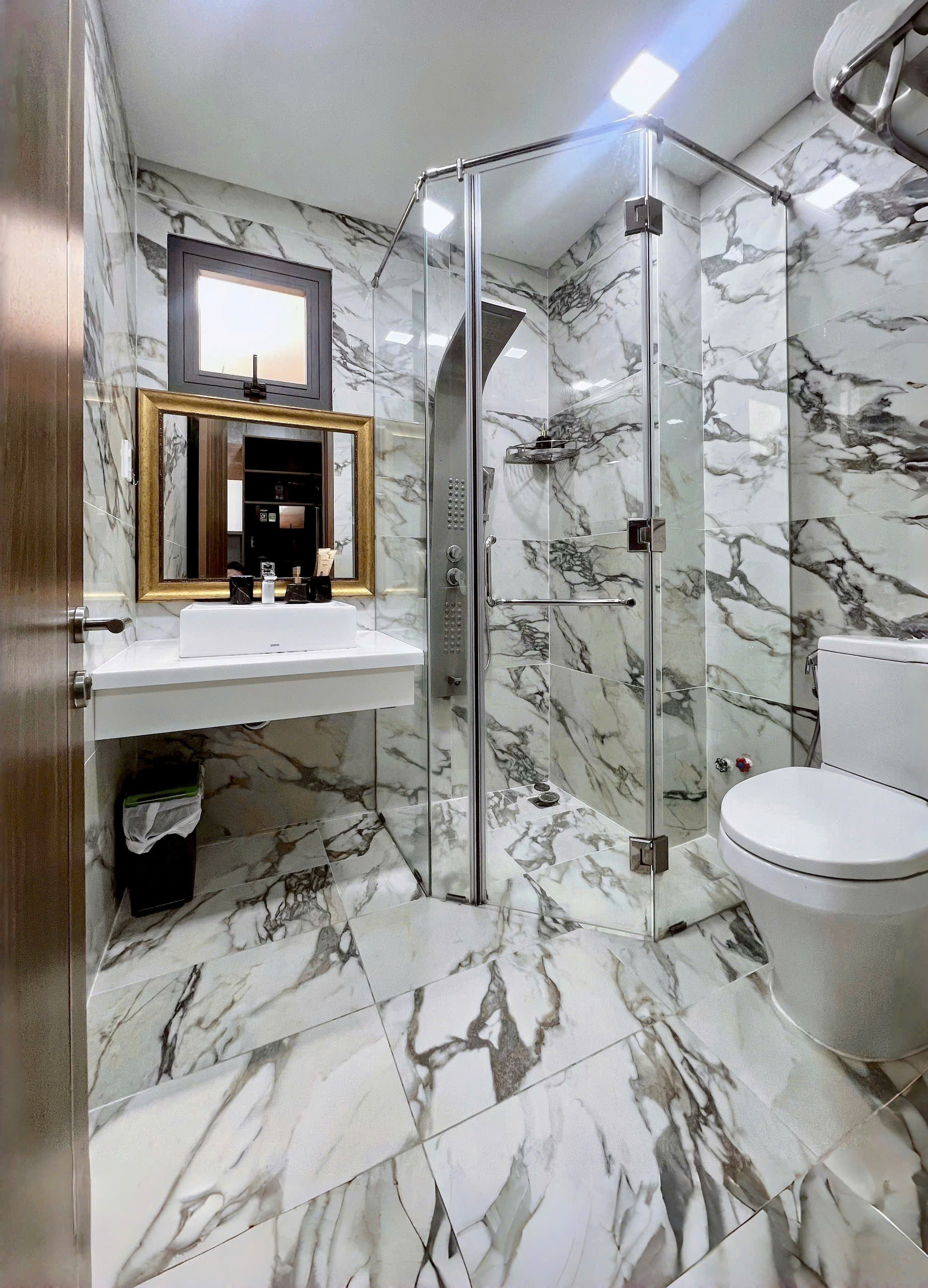 James Apartment banner